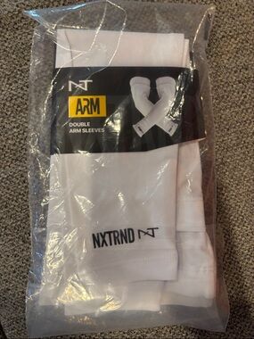 Nxtrnd large nwt white double arm sleeves